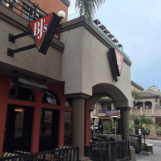 Deep Dish Pizza Burgers More Huntington Beach Main Street